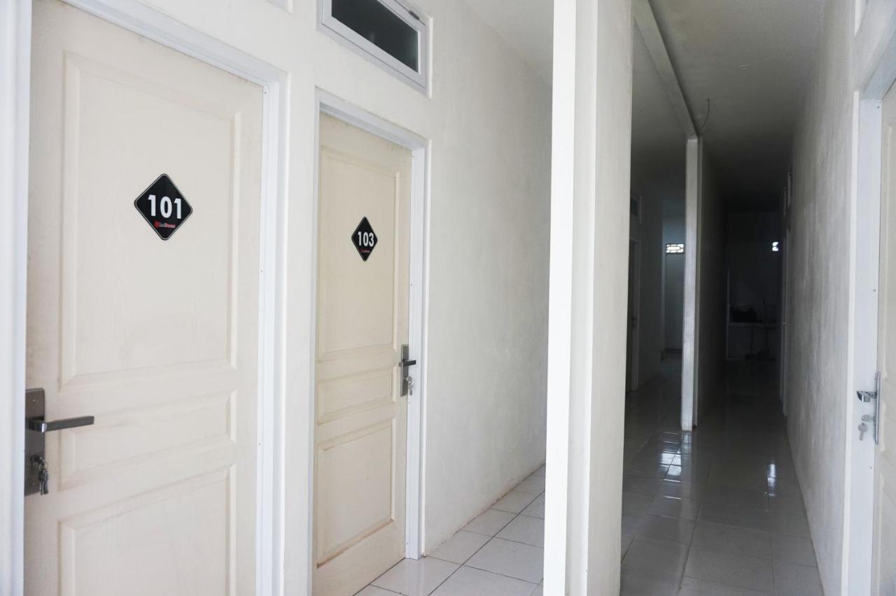 מלון Reddoorz @ Jalan Tanjung Blitar מראה חיצוני תמונה